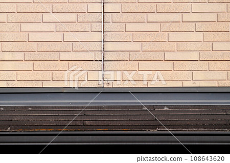 House wall siding cracks House wall siding cracks 108643620