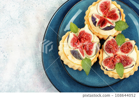 Tartlets with cream and figs. Tartlets with cream and figs. 108644052