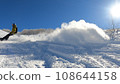 滑雪者在雪中跳舞 108644158