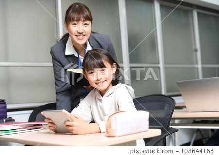 小學女生和老師用平板電腦設備教學 小學女生和老師用平板電腦設備教學 108644163