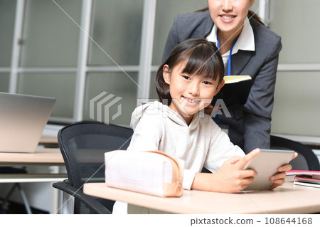 小學女生和老師用平板電腦設備教學 小學女生和老師用平板電腦設備教學 108644168