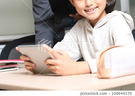 小學女生和老師用平板電腦設備教學 小學女生和老師用平板電腦設備教學 108644170