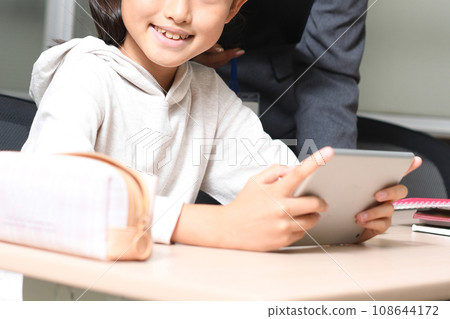小學女生和老師用平板電腦設備教學 小學女生和老師用平板電腦設備教學 108644172