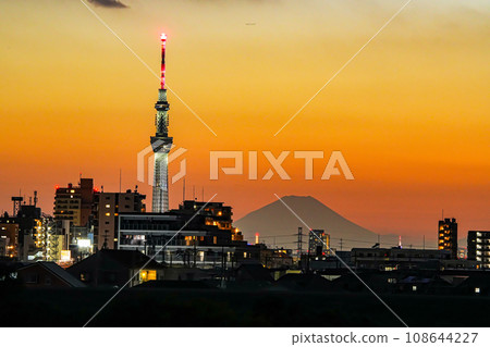 天空樹、富士山、夕陽下的城市剪影 108644227