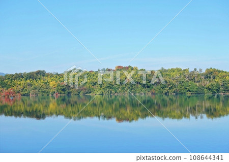 Lake Ippeki at the beginning of a short autumn season 108644341