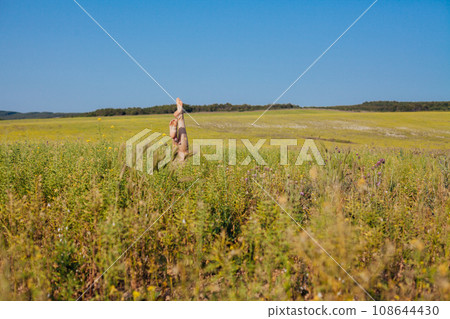 Beautiful women's legs in the field journey Beautiful women's legs in the field journey 108644430