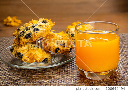 Pile of delicious crunchy homemade cornflake cookies in transparent glass plate. 108644494
