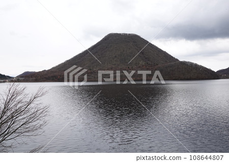 這座位於榛名湖畔的縣立公園是為了紀念昭和天皇和皇后陛下的結婚而出售皇家土地後建立的。 108644807