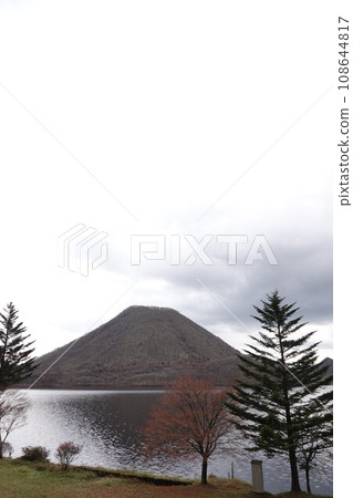 This prefectural park, located on Lake Haruna, was established after the sale of imperial land to commemorate the marriage of Their Majesties the Emperor and Empress of Showa. This prefectural park, located on Lake Haruna, was established after the sale of imperial land to commemorate the marriage of Their Majesties the Emperor and Empress of Showa. 108644817
