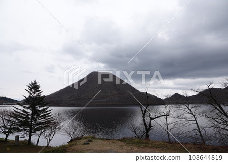 This prefectural park, located on Lake Haruna, was established after the sale of imperial land to commemorate the marriage of Their Majesties the Emperor and Empress of Showa. This prefectural park, located on Lake Haruna, was established after the sale of imperial land to commemorate the marriage of Their Majesties the Emperor and Empress of Showa. 108644819