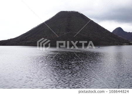 這座位於榛名湖畔的縣立公園是為了紀念昭和天皇和皇后陛下的結婚而出售皇家土地後建立的。 108644824