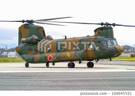 陸上自衛隊直升機CH-47J準備起飛 108645581