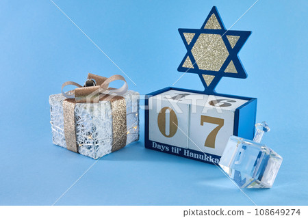 Hanukkah Countdown Calendar. Hanukkah Calendar with David star and dreidel. 108649274