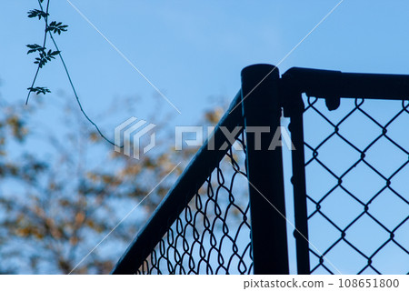 金屬絲網和天空 金屬絲網和天空 108651800