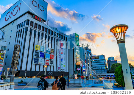 東京，台東區，JR 上野站前的傍晚城市景觀 108652159