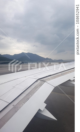 view from airplane window 108652941