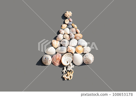 Seashells christmas tree. Festive minimalistic composition. 108653178