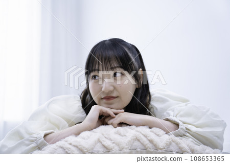 躺在地板上的年輕女子 108653365
