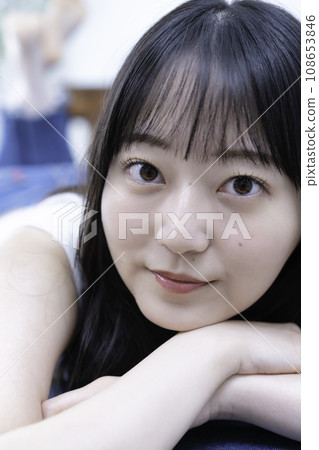 躺在沙發上放鬆的年輕女人 108653846