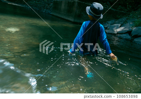 outing to the riverside, playing in a river, younger 108653898