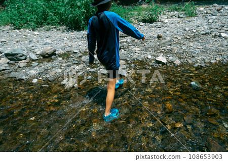 到河畔遠足 在河中嬉戲 兒童 108653903