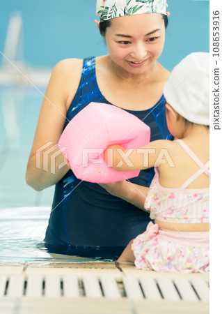 Baby swimming 108653916