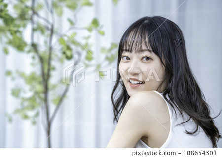 有無袖衫的小姐 108654301