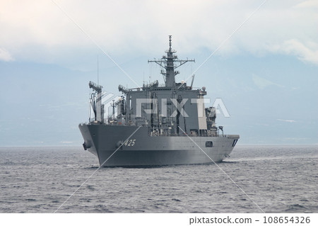 海上自衛隊補給艦出航 108654326