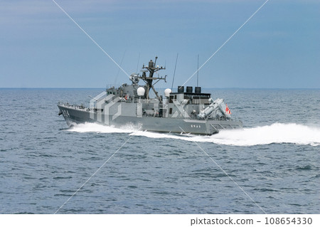 Maritime Self-Defense Force missile boat sailing at high speed 108654330