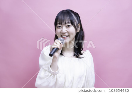 一位年輕的女士唱歌 108654480