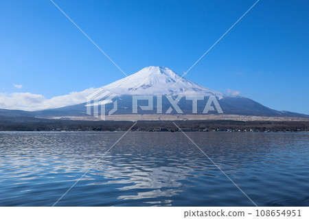 從山中湖看到的富士山和雪 從山中湖看到的富士山和雪 108654951