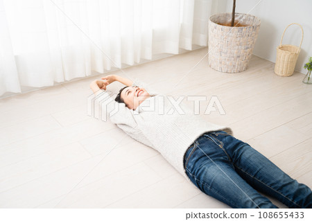 穿著針織品生活方式形象的年輕女性 穿著針織品生活方式形象的年輕女性 108655433