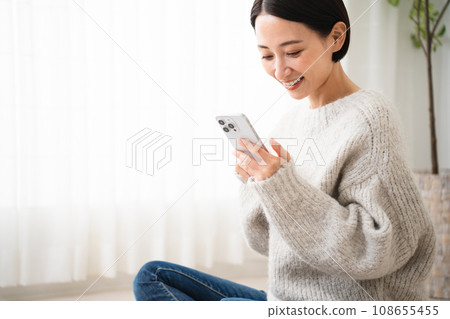 操作智慧型手機的年輕女性 — 生活方式形象 108655455