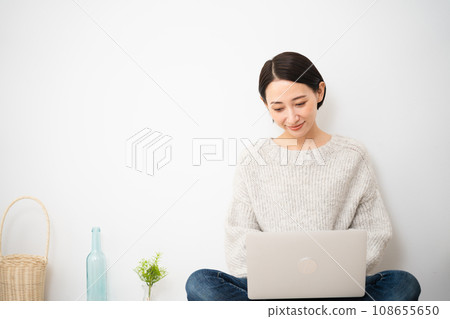 操作筆記型電腦的年輕女性，生活風格形象 108655650