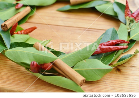 月桂葉、辣椒和肉桂廚房花環 108655656