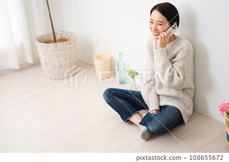 年輕女性用智慧型手機說話，生活方式形象 108655672