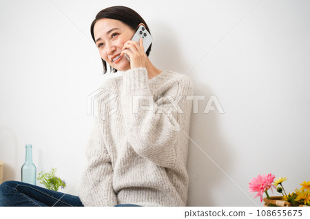年輕女性用智慧型手機說話,生活方式形象 年輕女性用智慧型手機說話,生活方式形象 108655675