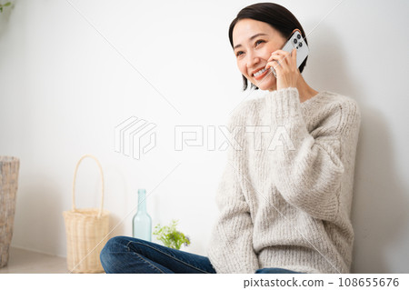 年輕女性用智慧型手機說話,生活方式形象 年輕女性用智慧型手機說話,生活方式形象 108655676