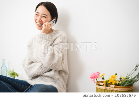 年輕女性用智慧型手機說話，生活方式形象 108655679