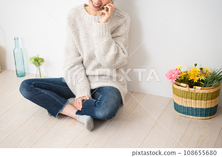 年輕女性用智慧型手機說話，生活方式形象 108655680