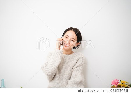 Young woman talking on a smartphone, lifestyle image 108655686