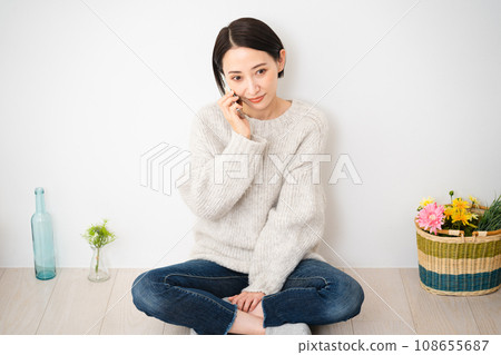 年輕女性用智慧型手機說話,生活方式形象 年輕女性用智慧型手機說話,生活方式形象 108655687