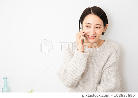 年輕女性用智慧型手機說話,生活方式形象 年輕女性用智慧型手機說話,生活方式形象 108655690