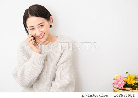 Young woman talking on a smartphone, lifestyle image Young woman talking on a smartphone, lifestyle image 108655691