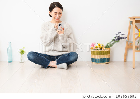 操作智慧型手機的年輕女性 — 生活方式形象 108655692