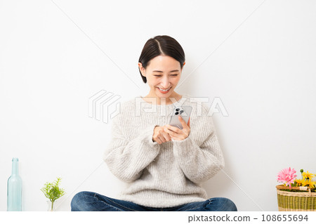 操作智慧型手機的年輕女性 — 生活方式形象 操作智慧型手機的年輕女性 — 生活方式形象 108655694