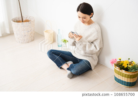 Young woman operating a smartphone - lifestyle image 108655700