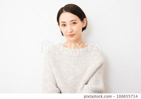 靠牆坐著的年輕女子 — 生活方式形象 108655714