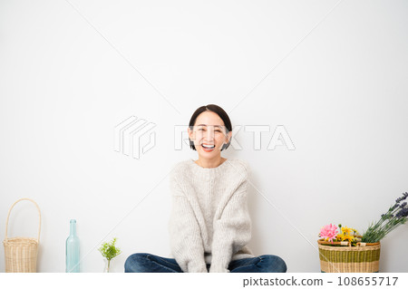 靠牆坐著的年輕女子 — 生活方式形象 靠牆坐著的年輕女子 — 生活方式形象 108655717