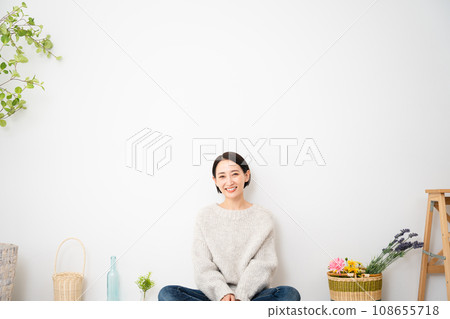 靠牆坐著的年輕女子 — 生活方式形象 靠牆坐著的年輕女子 — 生活方式形象 108655718